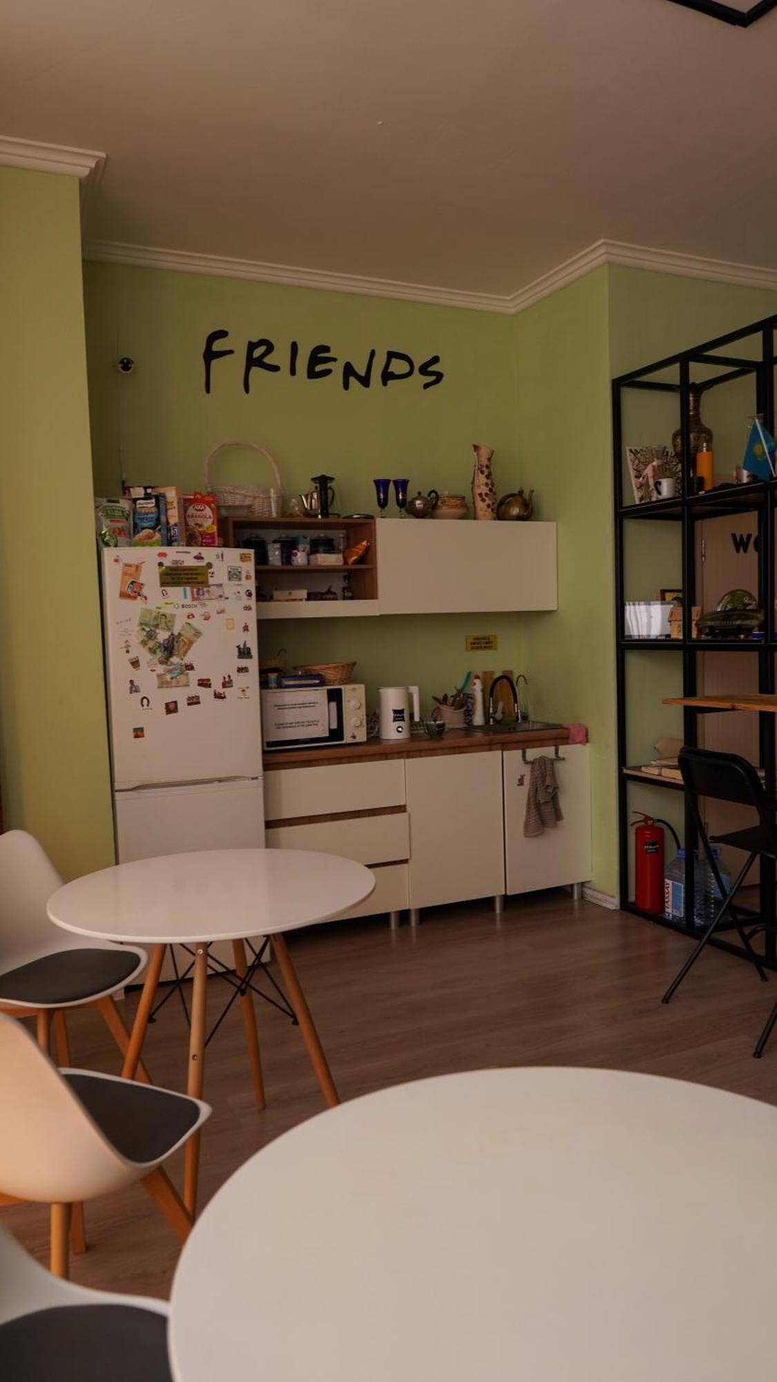 אסטנה Friends Hostel מראה חיצוני תמונה